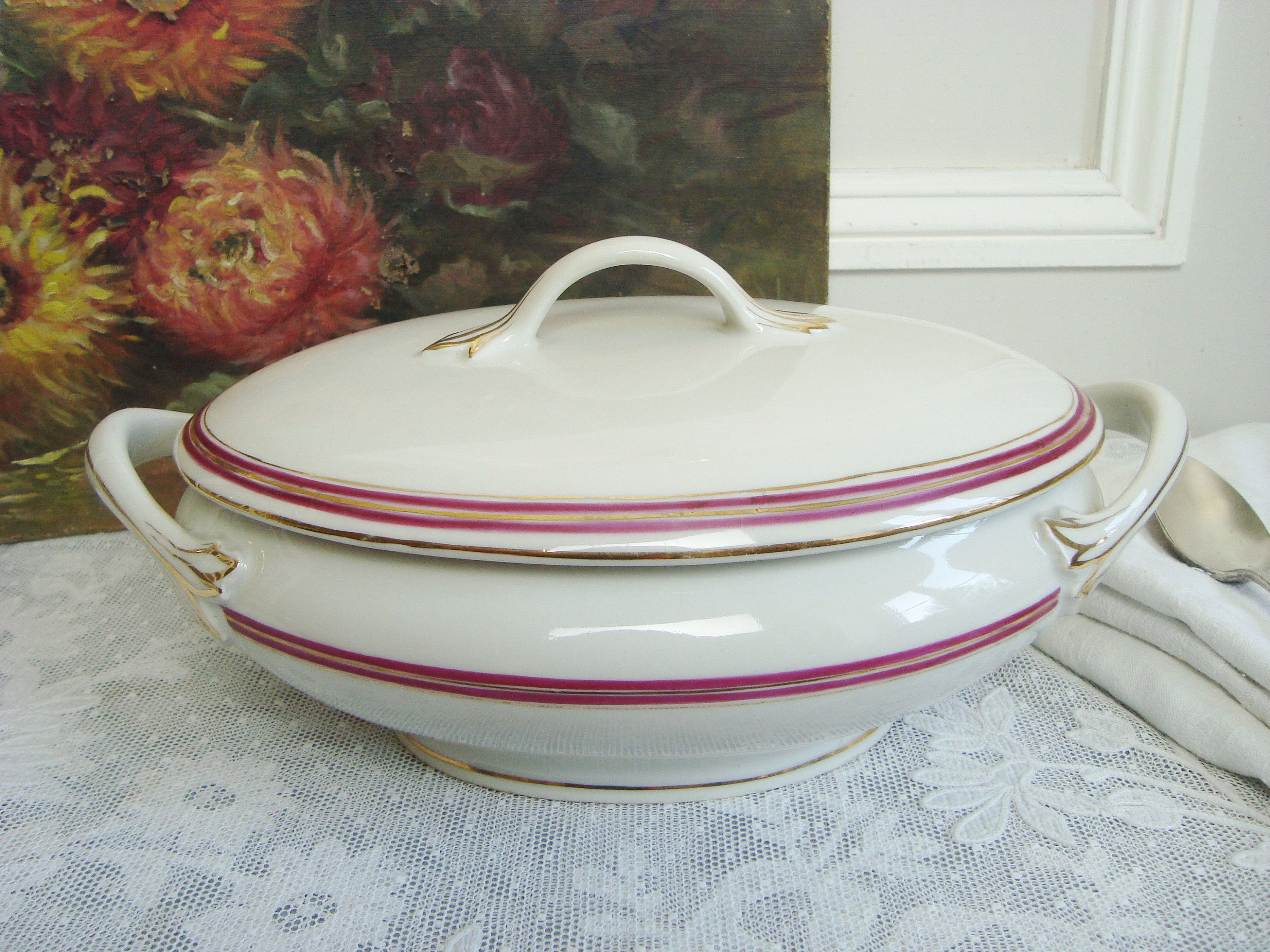 Soupière Ancienne en Porcelaine Style Limoges avec Rayures Couleur Framboise