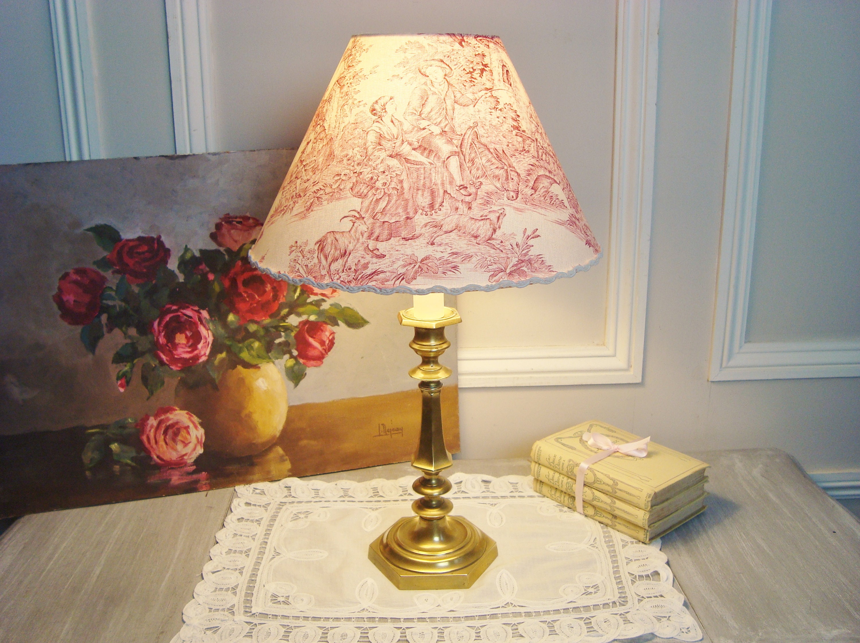 Lampe Bougeoir en Laiton Ancienne avec Son Abat-Jour Fait Main Tissu Toile de Jouy Framboise