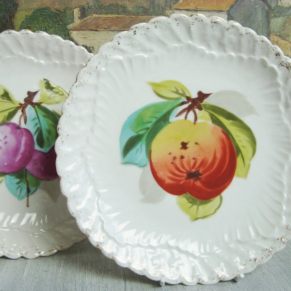 Jolie paire d'assiettes décoratives anciennes avec motifs de fruits