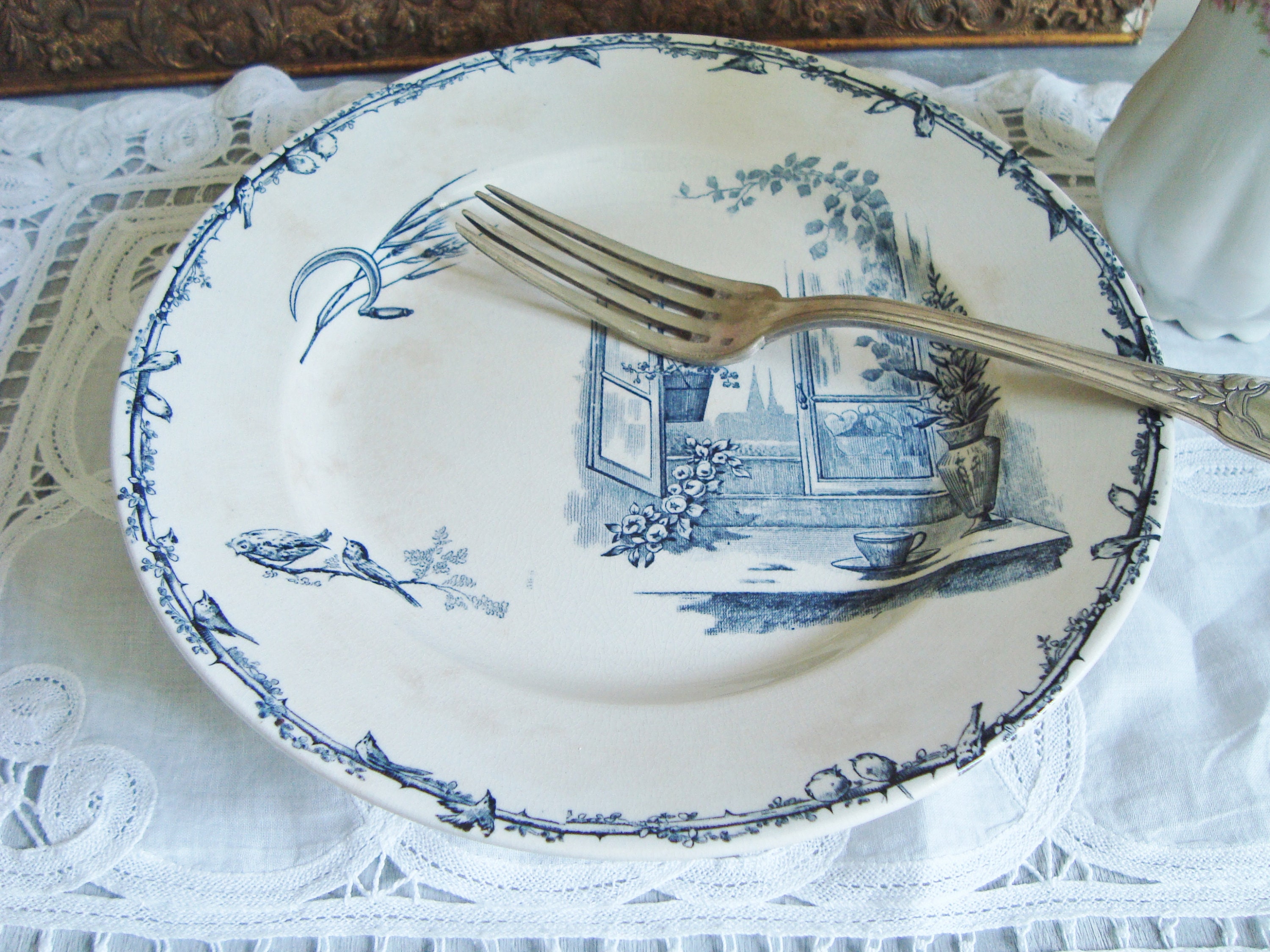 Assiette à Gâteaux Ancienne en Terre de Fer avec Motifs d'oiseaux H Boulenger Choisy Le Roi