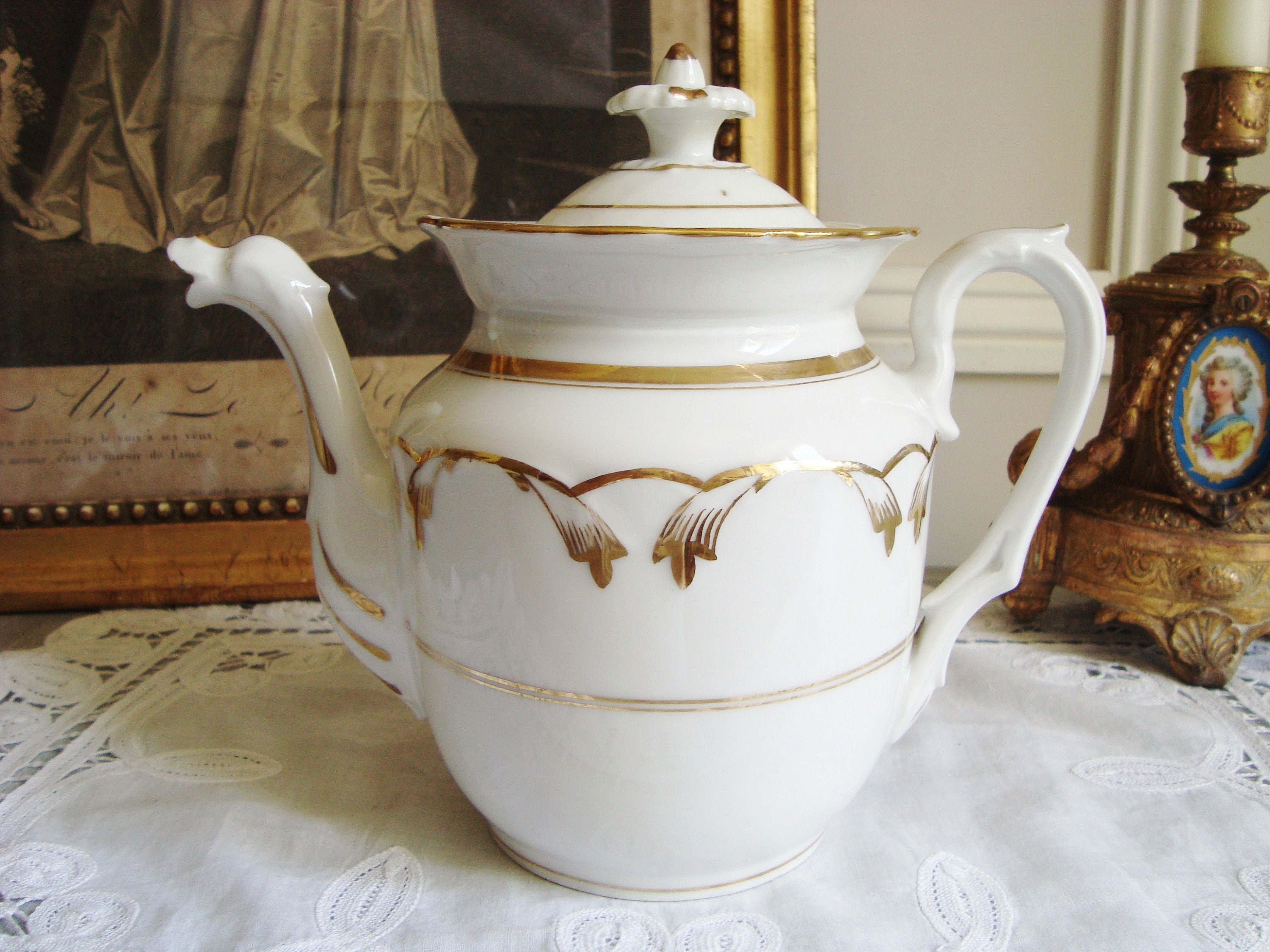 Belle Théière Ancienne en Porcelaine Blanche et Dorée Forme Tête de Cygne