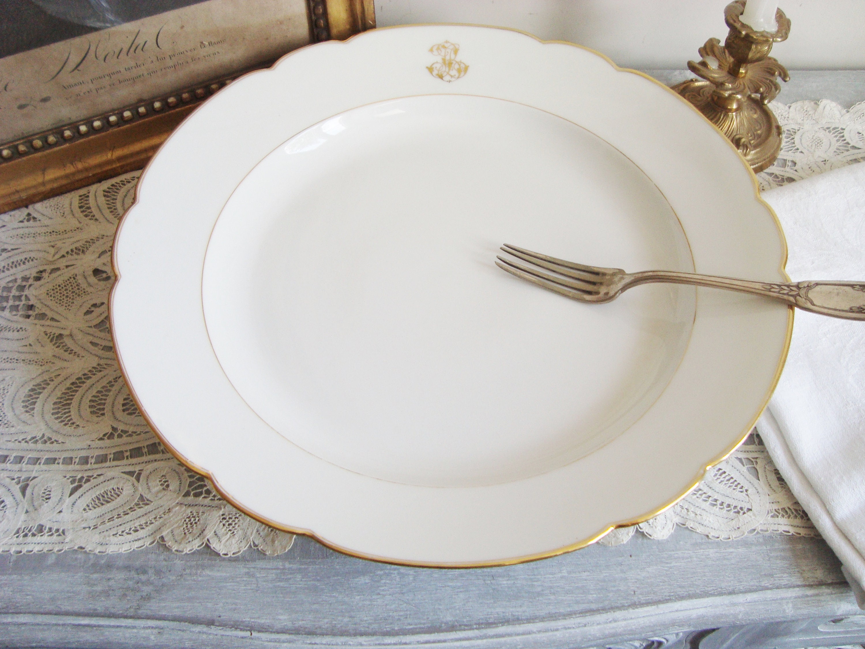 Grande Assiette Ancienne en Porcelaine Monogrammée 36.3 cm Diamètre