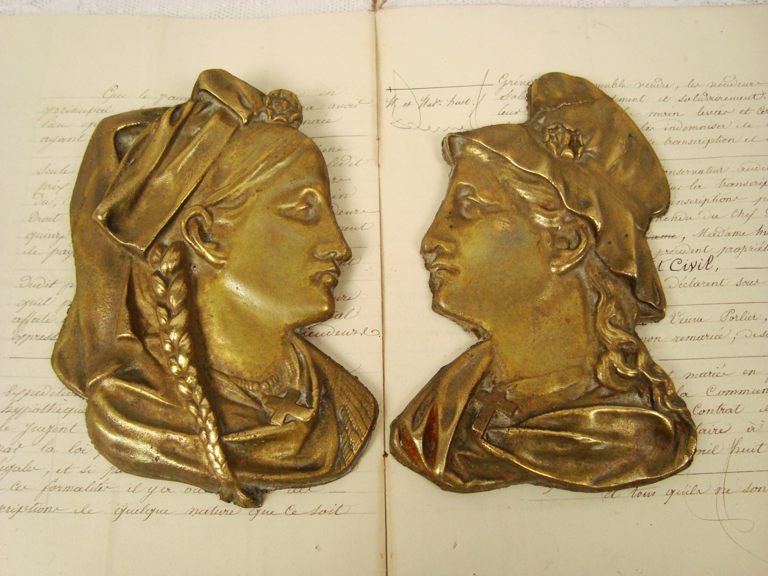 Paire d'appliques Religieuses Décoratives Anciennes en Bronze Forme Femme