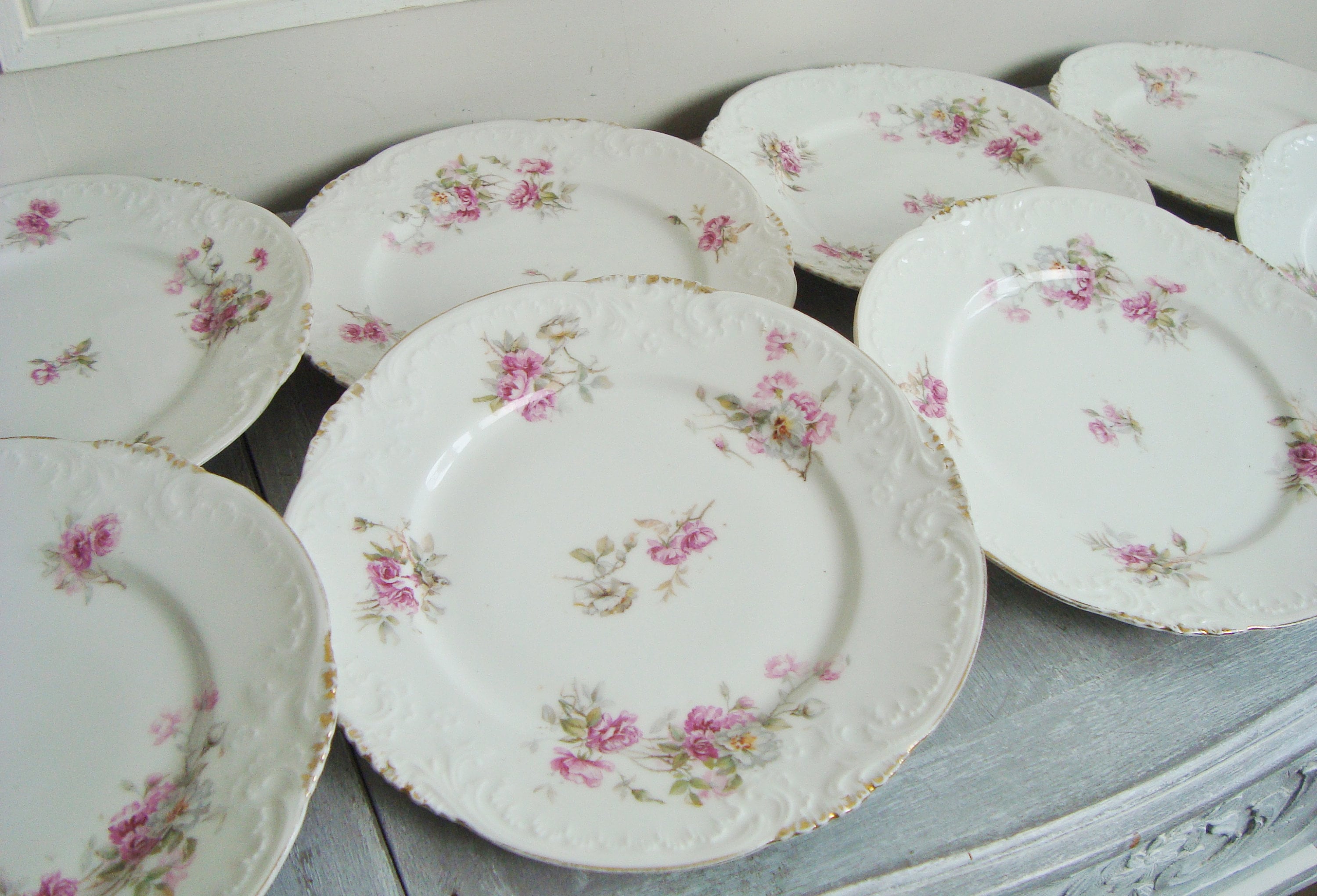 Lot de 8 Petites Assiettes Anciennes en Porcelaine 21.5 cm Diamètre