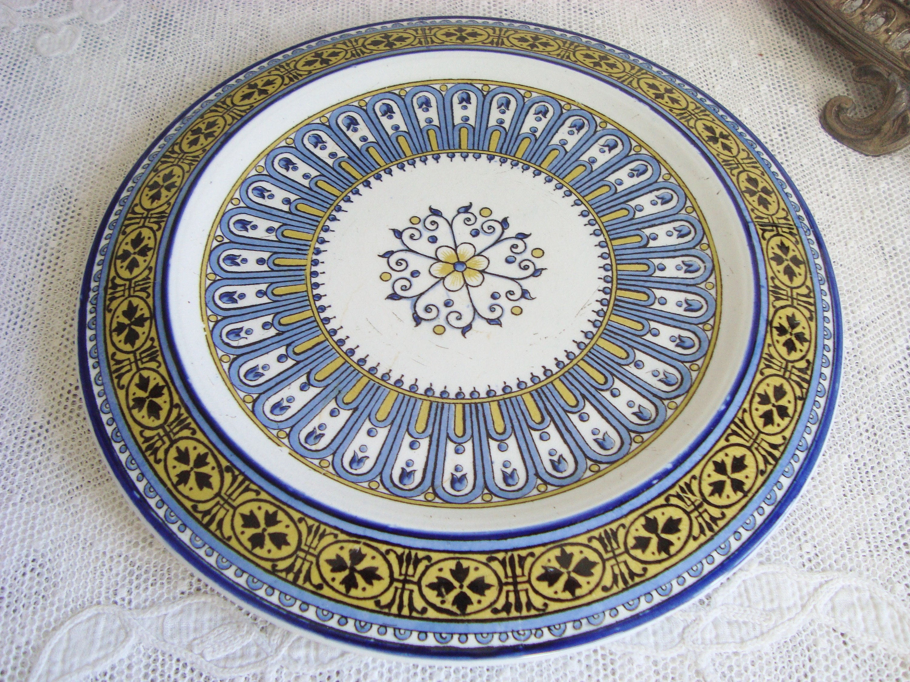 Sous Plat Ancien en Céramique de Sarreguemines Bleu et Jaune Style Classique