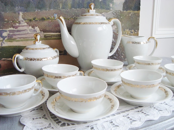 Vintage französische Tee-Kaffee-Set in Weiß und Untertassen 8 Gold Porzellan SEP Tassen und Limoges