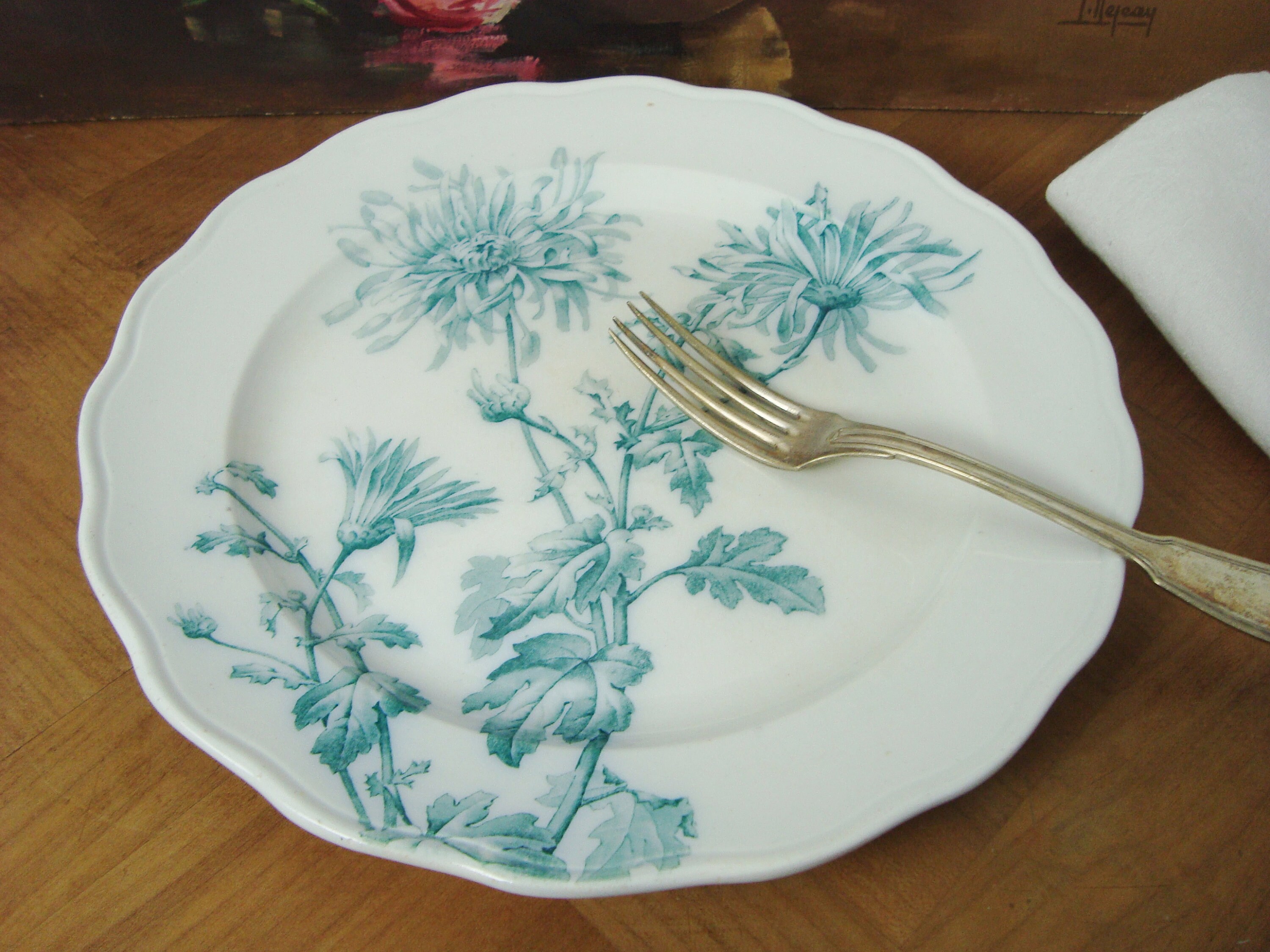 Belle Assiette Ancienne avec Motifs Des Chrysanthèmes Bleues Fabriquée Vers 1870 en Angleterre 30 cm