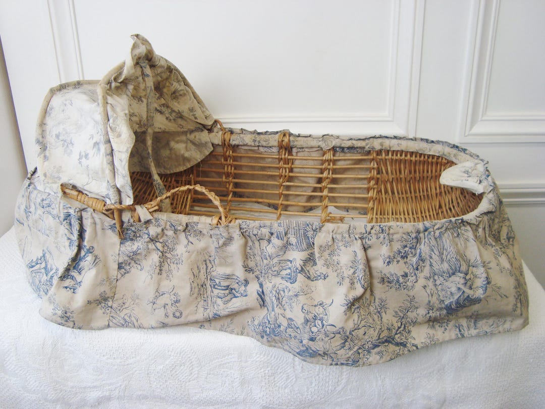 Lit de poup?�e ancien en osier, France avec tissu Toile de Jouy ?� restaurer et ?� exposer - Etsy 