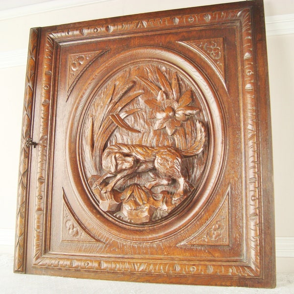 Porte ancienne en bois sculpté motif chien de chasse