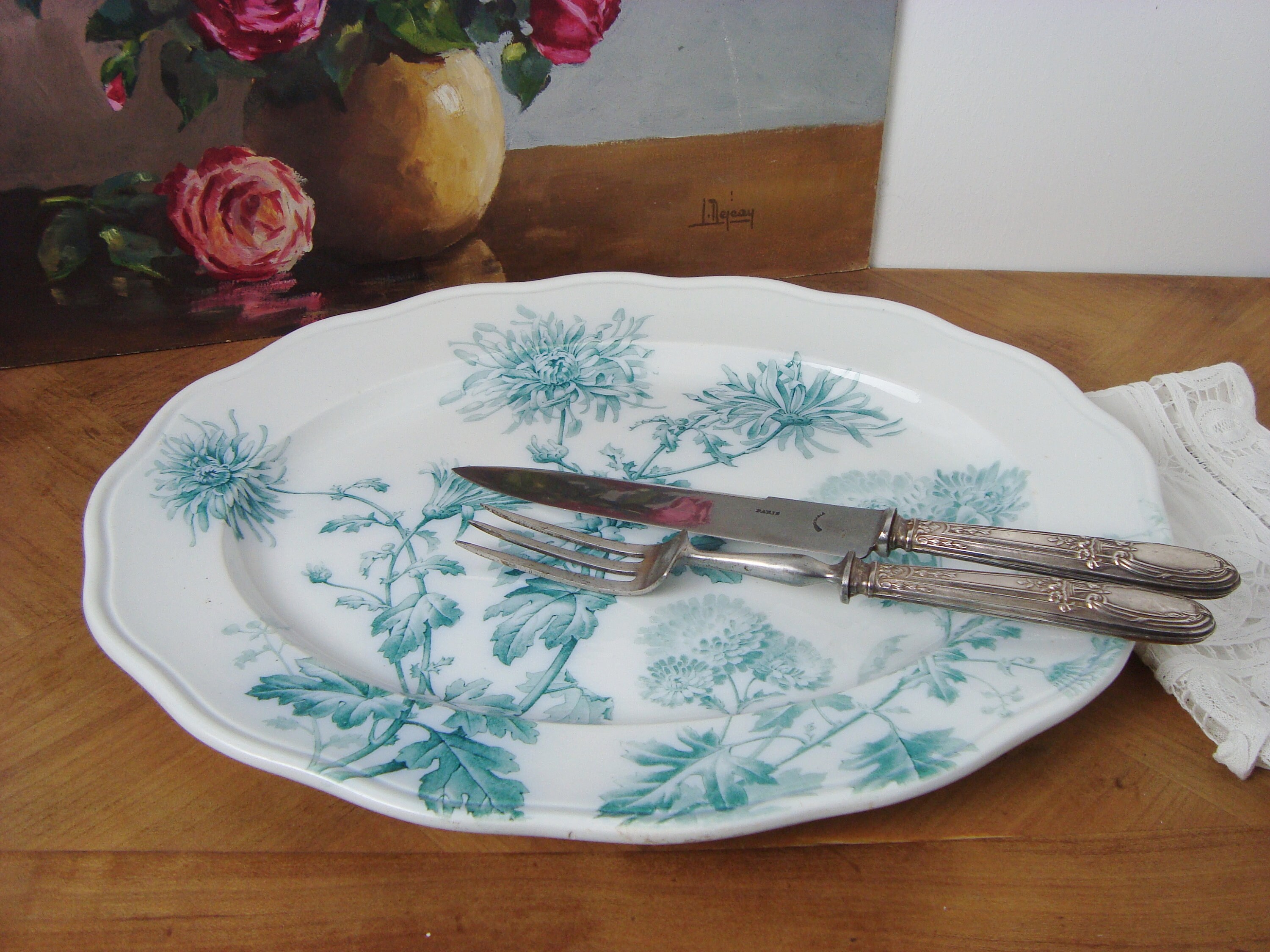 Grand Plat Ancien en Céramique Anglaise avec Motifs Des Chrysanthèmes Bleues de 1870