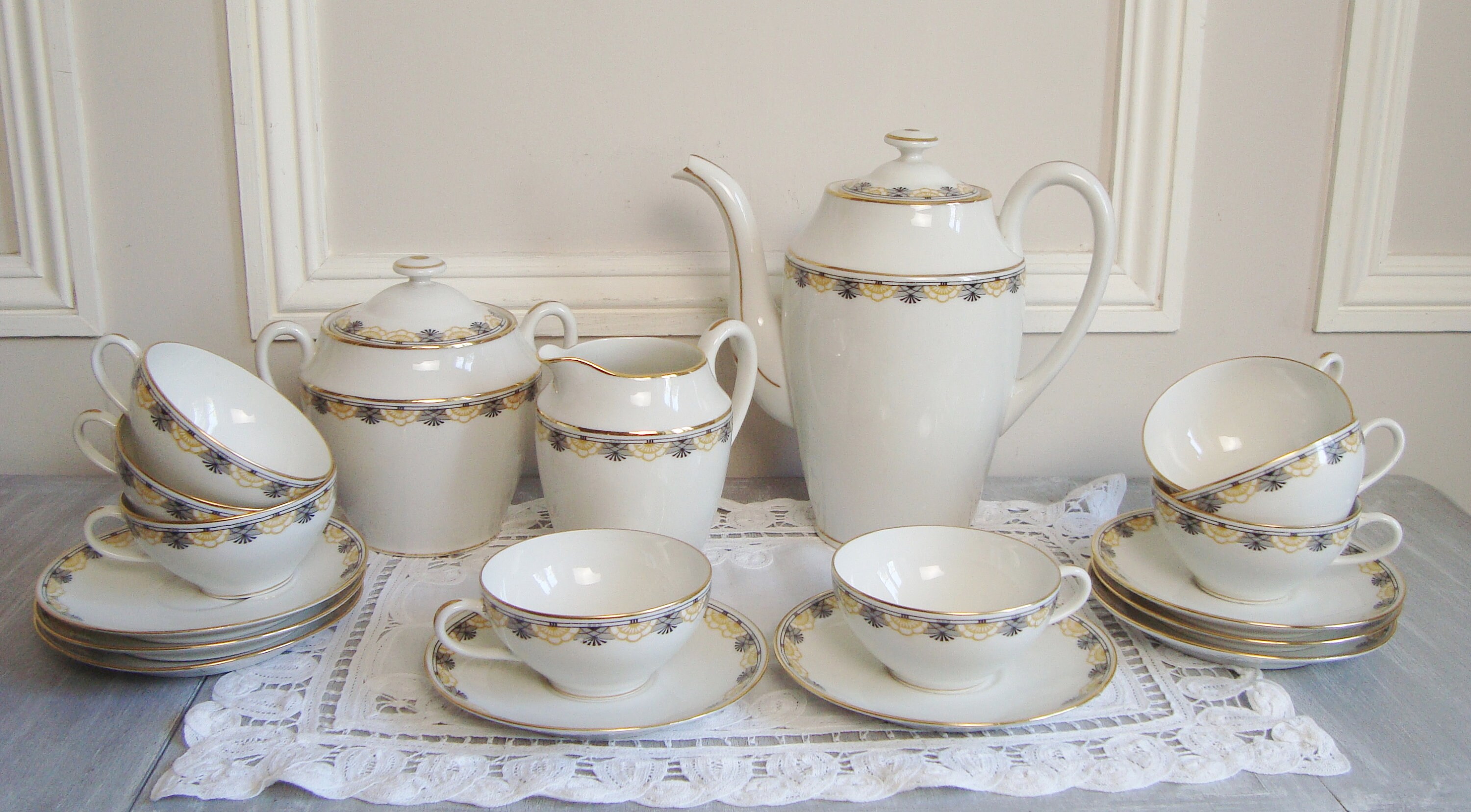 Service à Café en Porcelaine de Limoges C Ahrenfeldt Motifs Art Deco