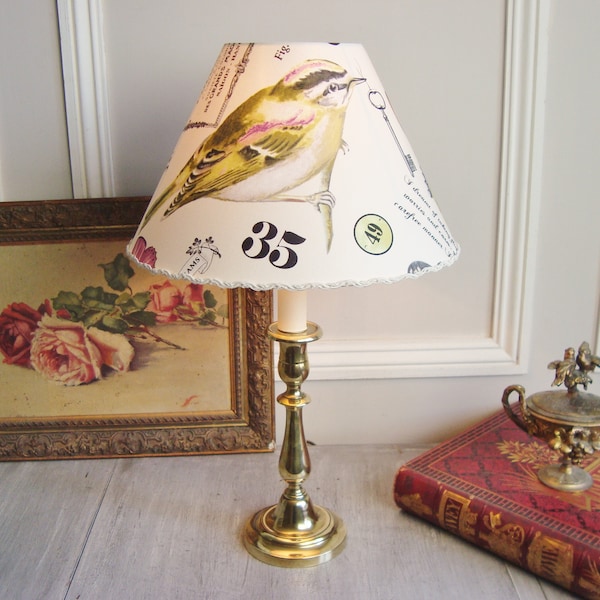 Lampe de table ancienne française avec un abat-jour en tissu fantaisie oiseau fait main en France