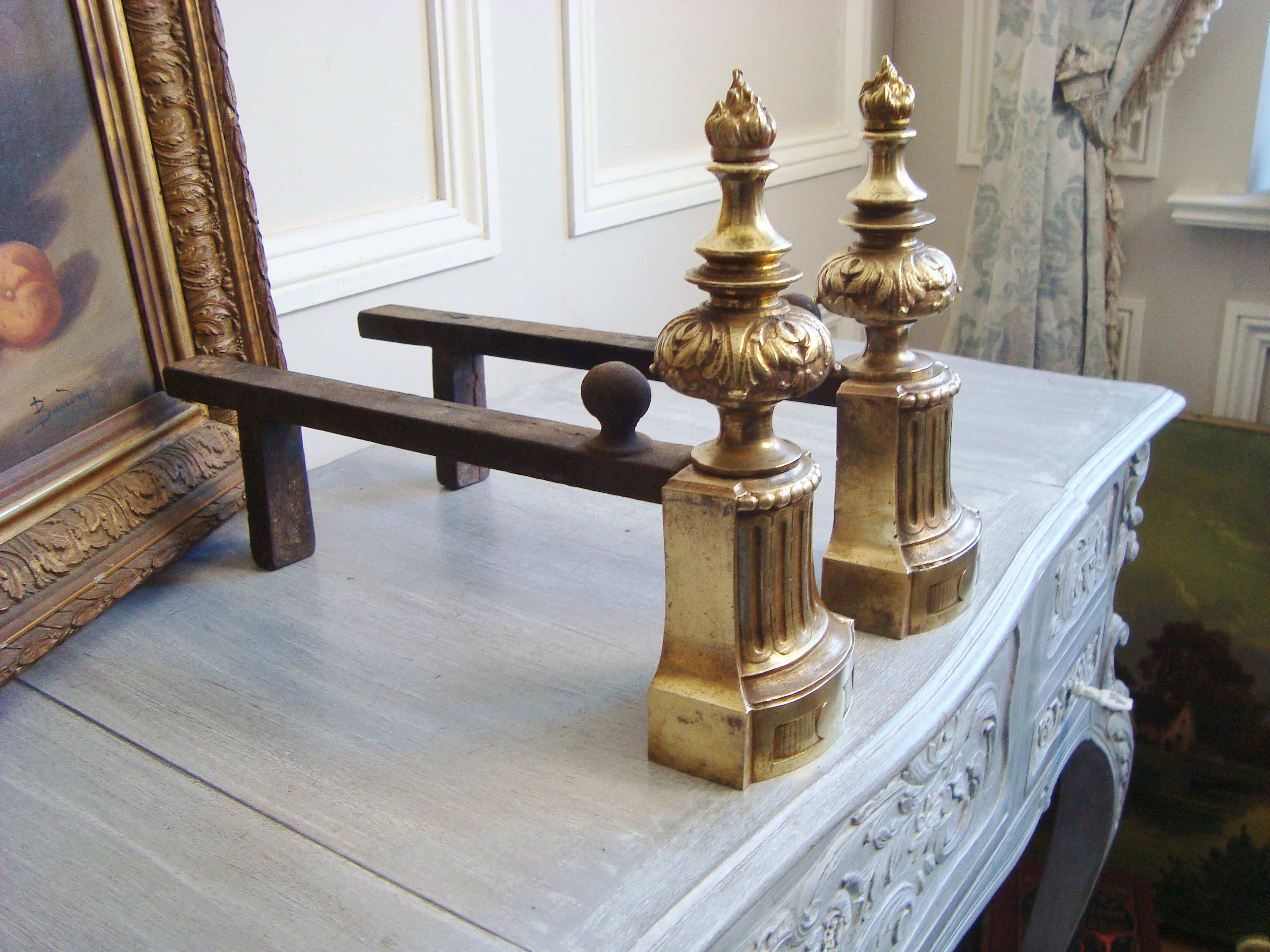 Belle Paire de Chenets Anciens en Bronze Décoration Feuilles d'acanthe et Flammes