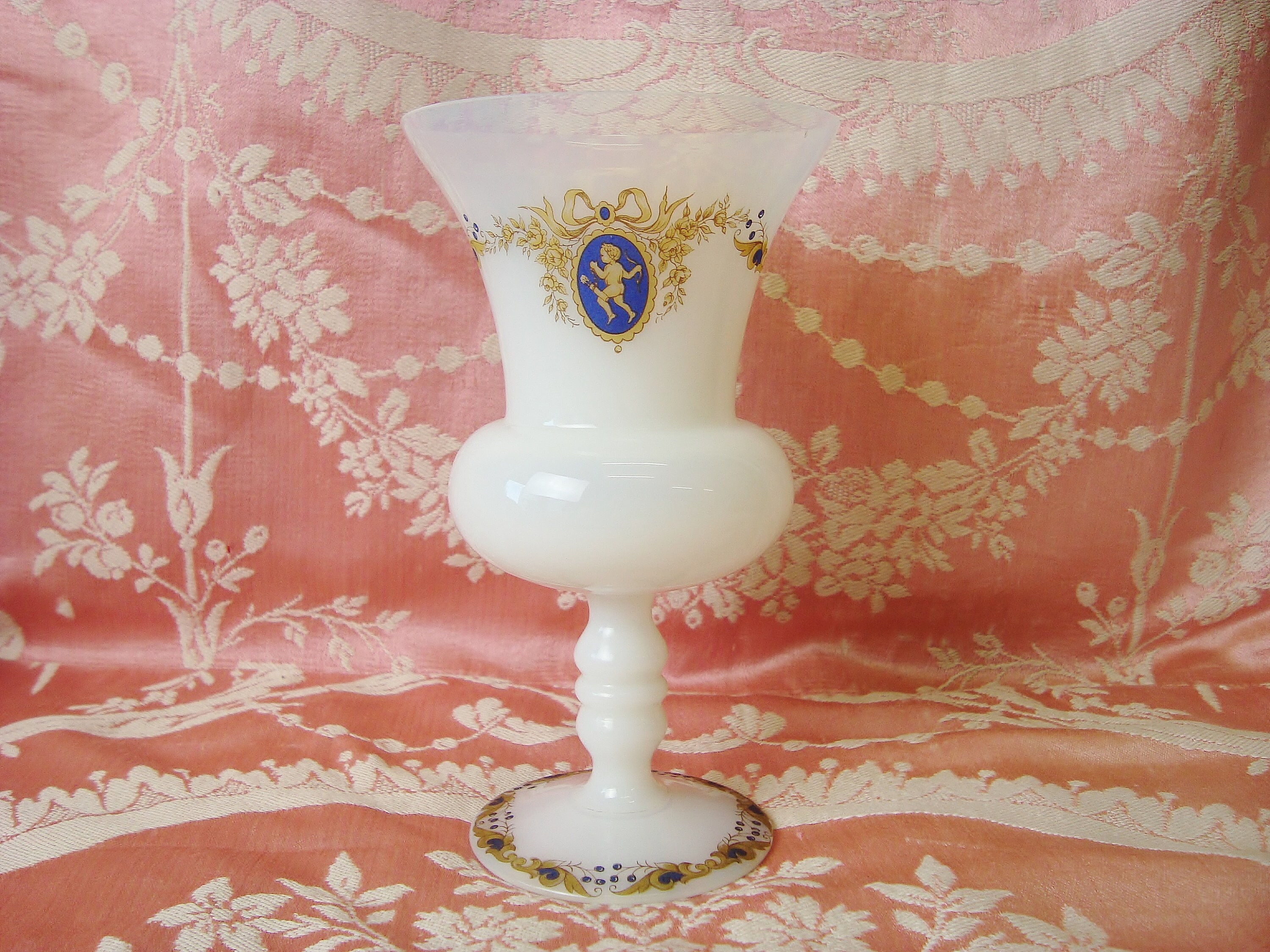 Joli Verre Ancien en Opaline Blanche avec Motifs d'angelots