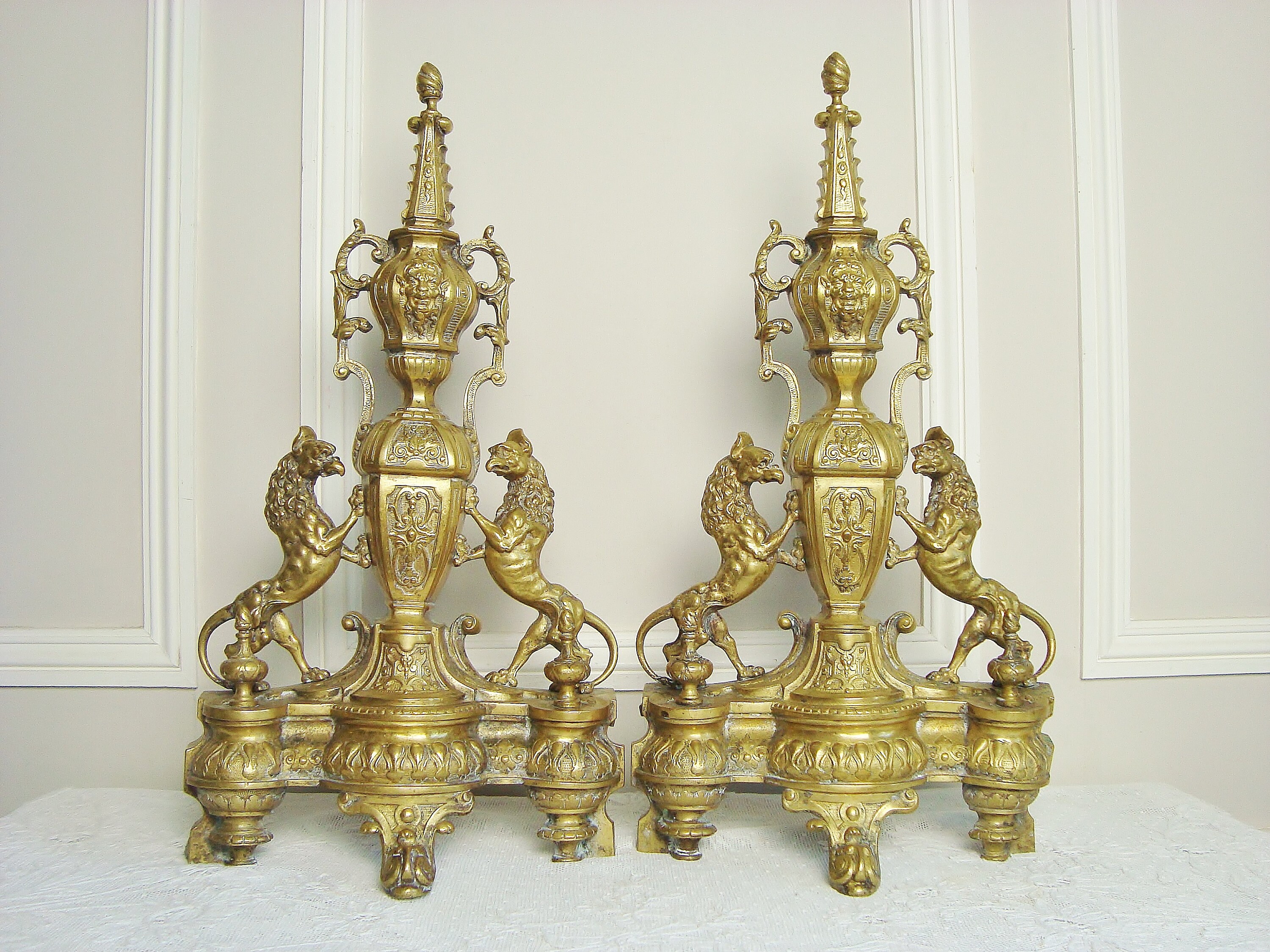 Magnifique Paire de Chenets Anciens en Bronze Décor Chimères et Grotesques