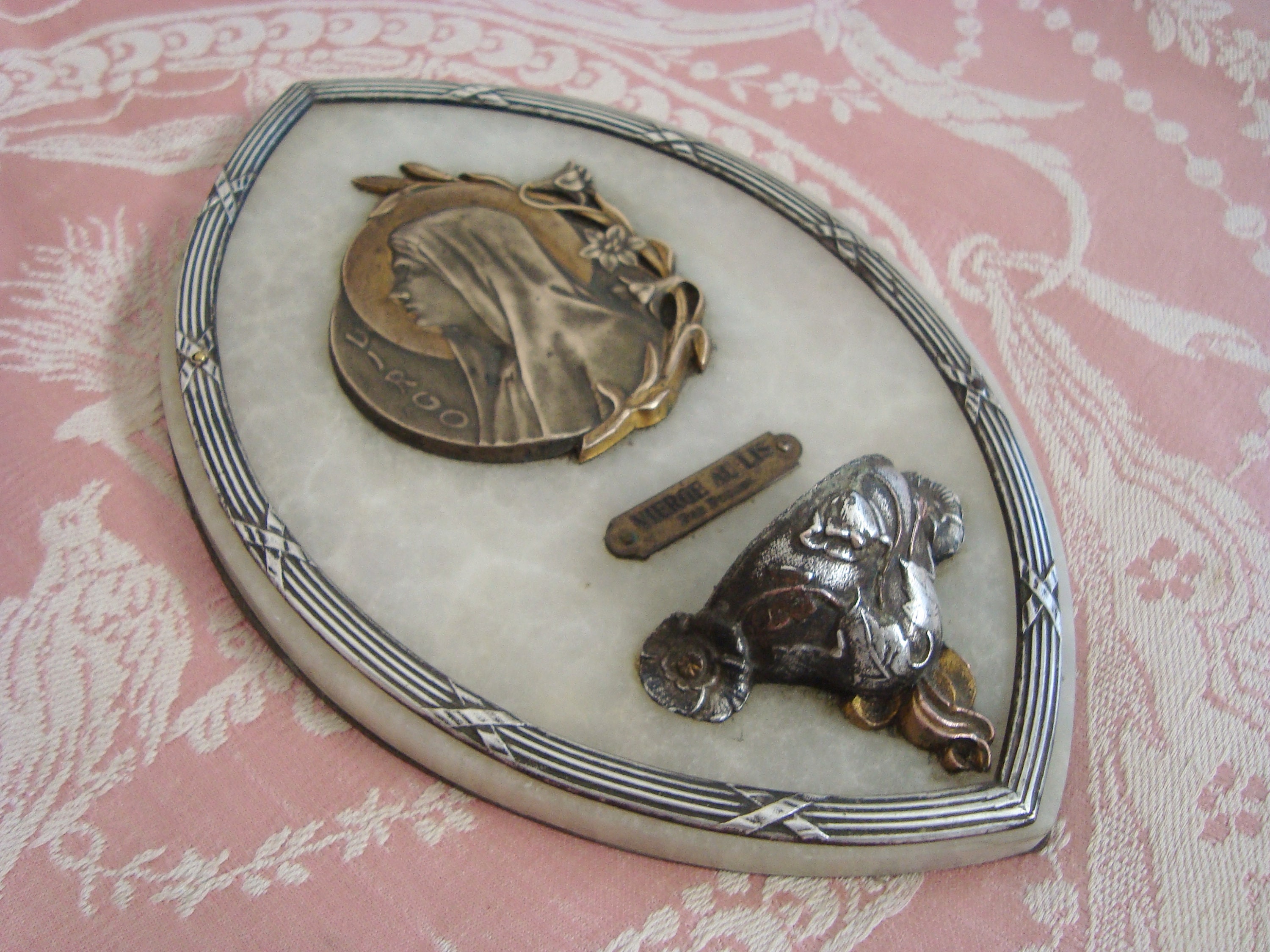 Beau Bénitier Art Nouveau en Marbre Vierge Au Lis