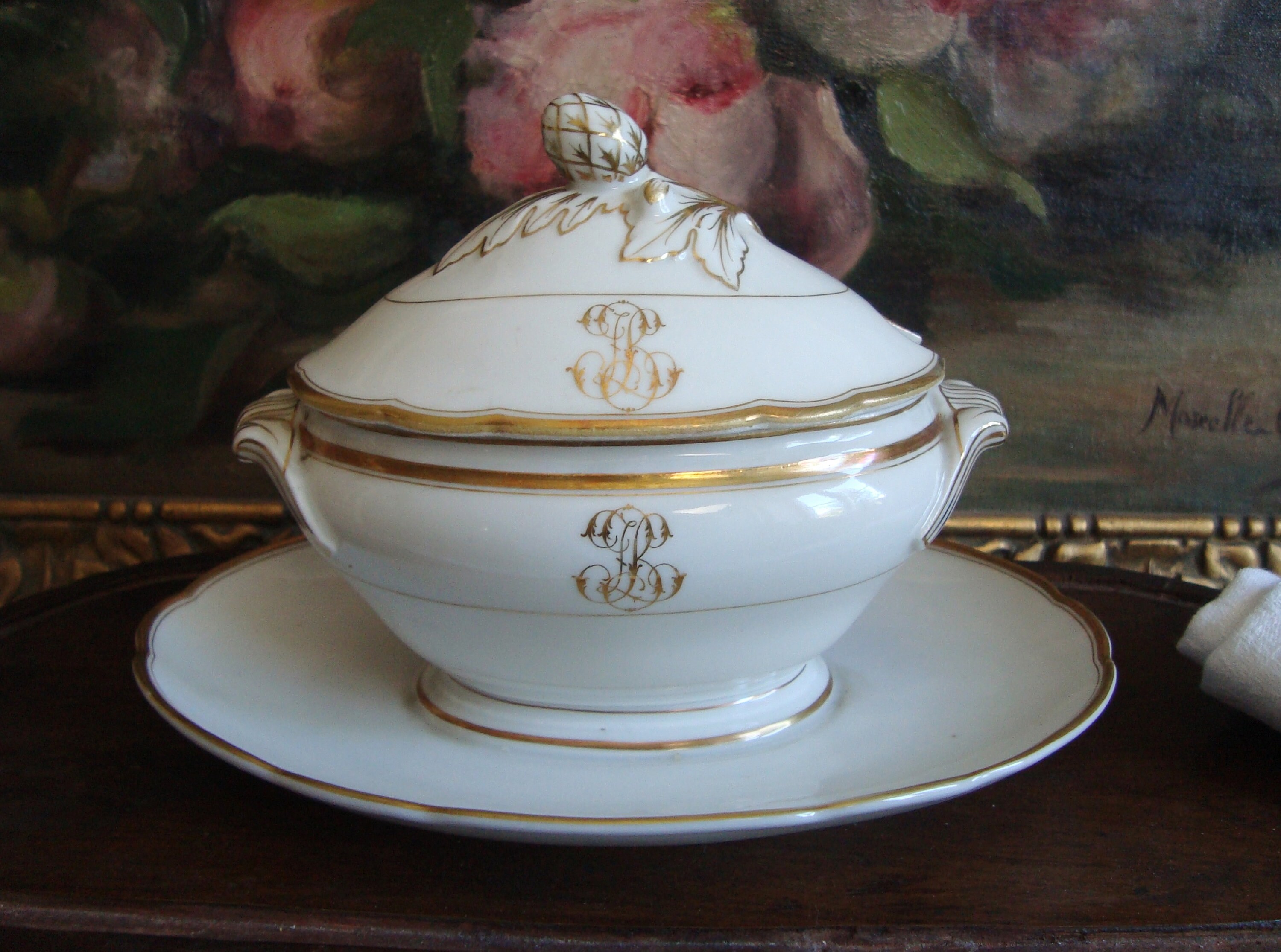 Saucière Ancienne en Porcelaine Fine Monogrammée