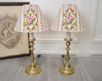 Superbe paire de lampes anciennes avec des abat-jours faits main en tissu roses vintage de style vintage minable