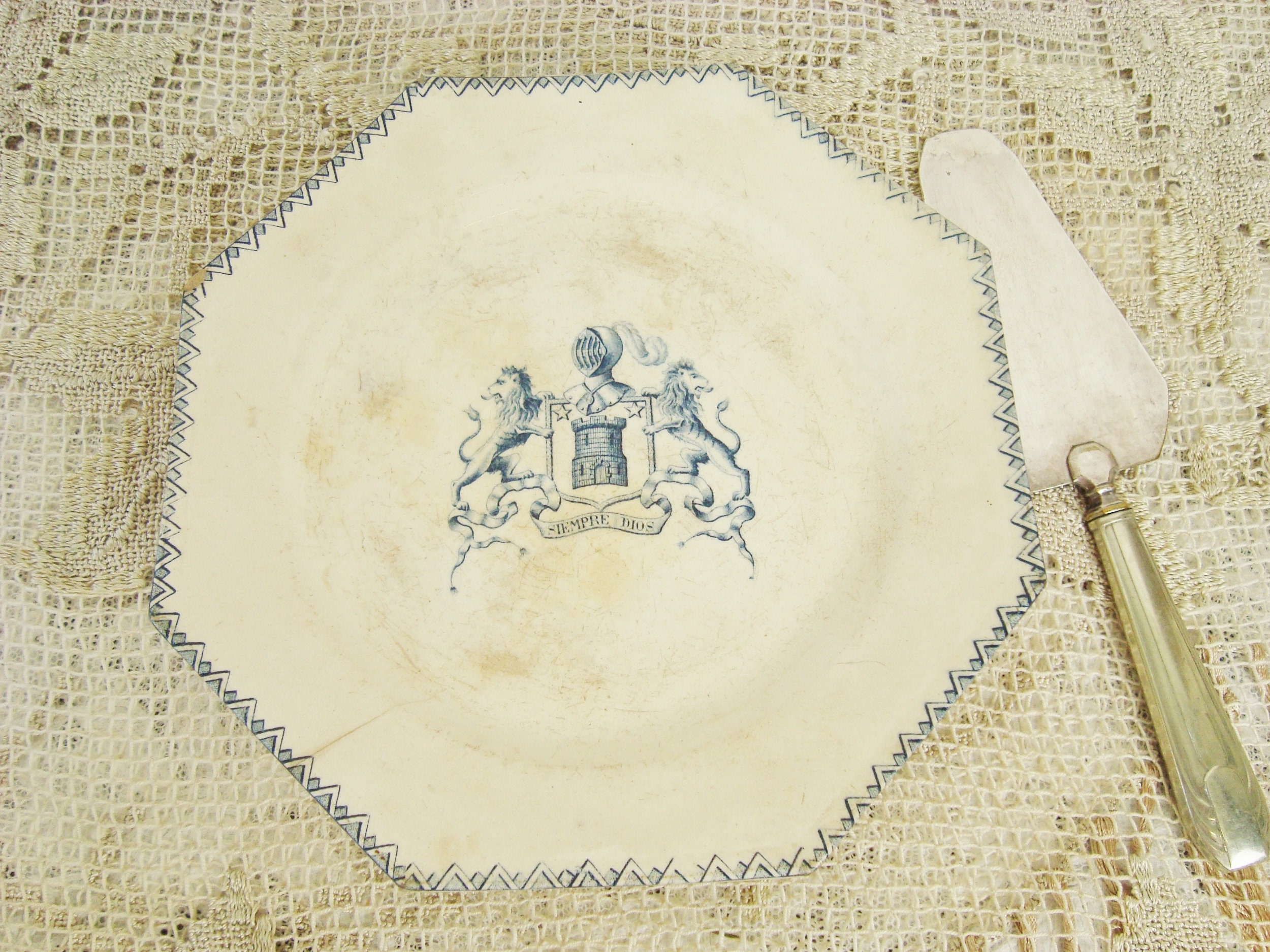 Belle Assiette à Gâteaux Ancienne en Terre de Fer avec Blason Par Ducot et Kintzel Bordeaux