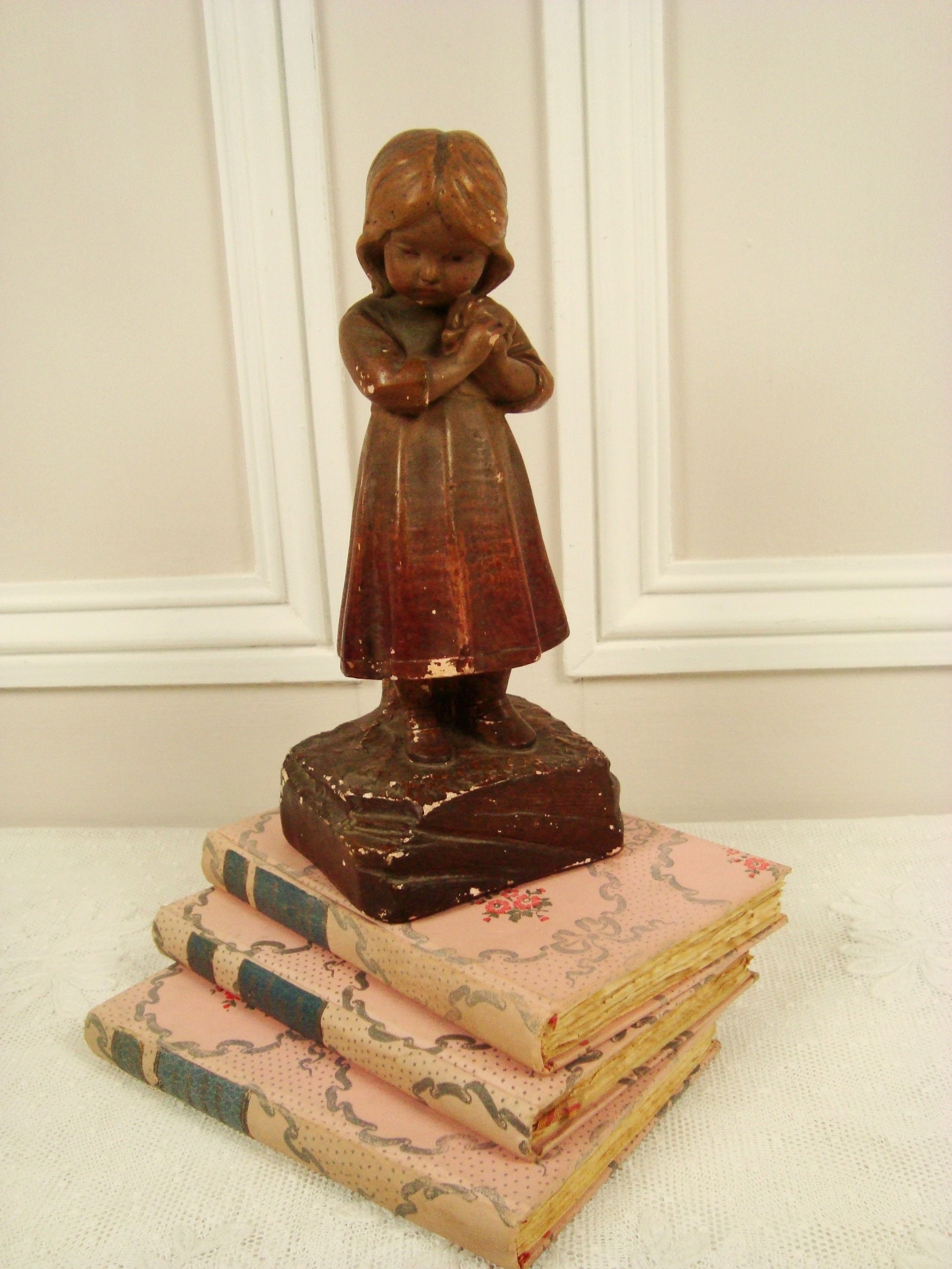 Charmant Statue en Plâtre Polychromé Ancien Forme Petite Fille