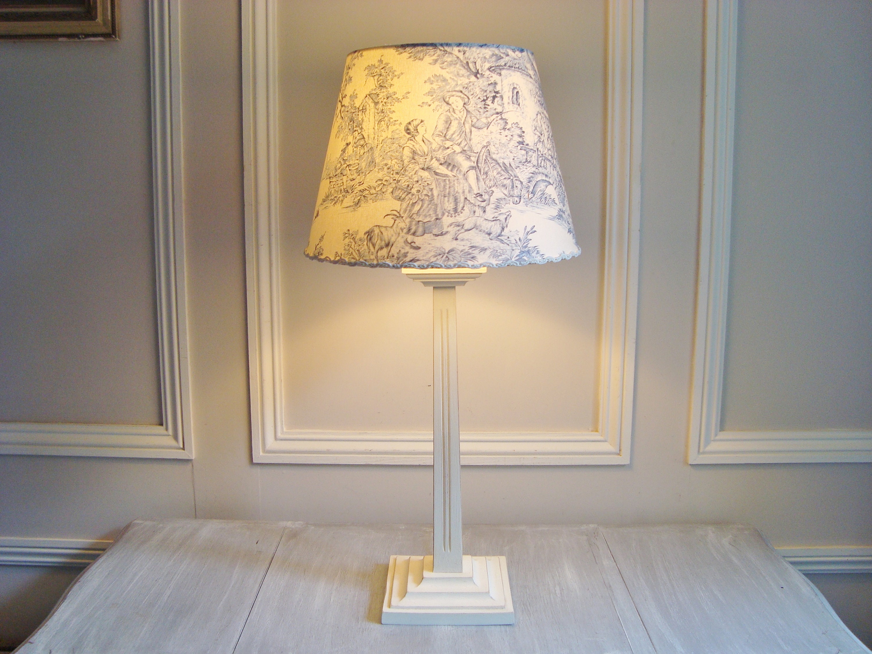 Lampe Vintage Design en Bois avec Son Abat-Jour Toile de Jouy Fait Main