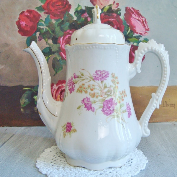 Cafetière ancienne en porcelaine blanche et rose avec motifs de œillets