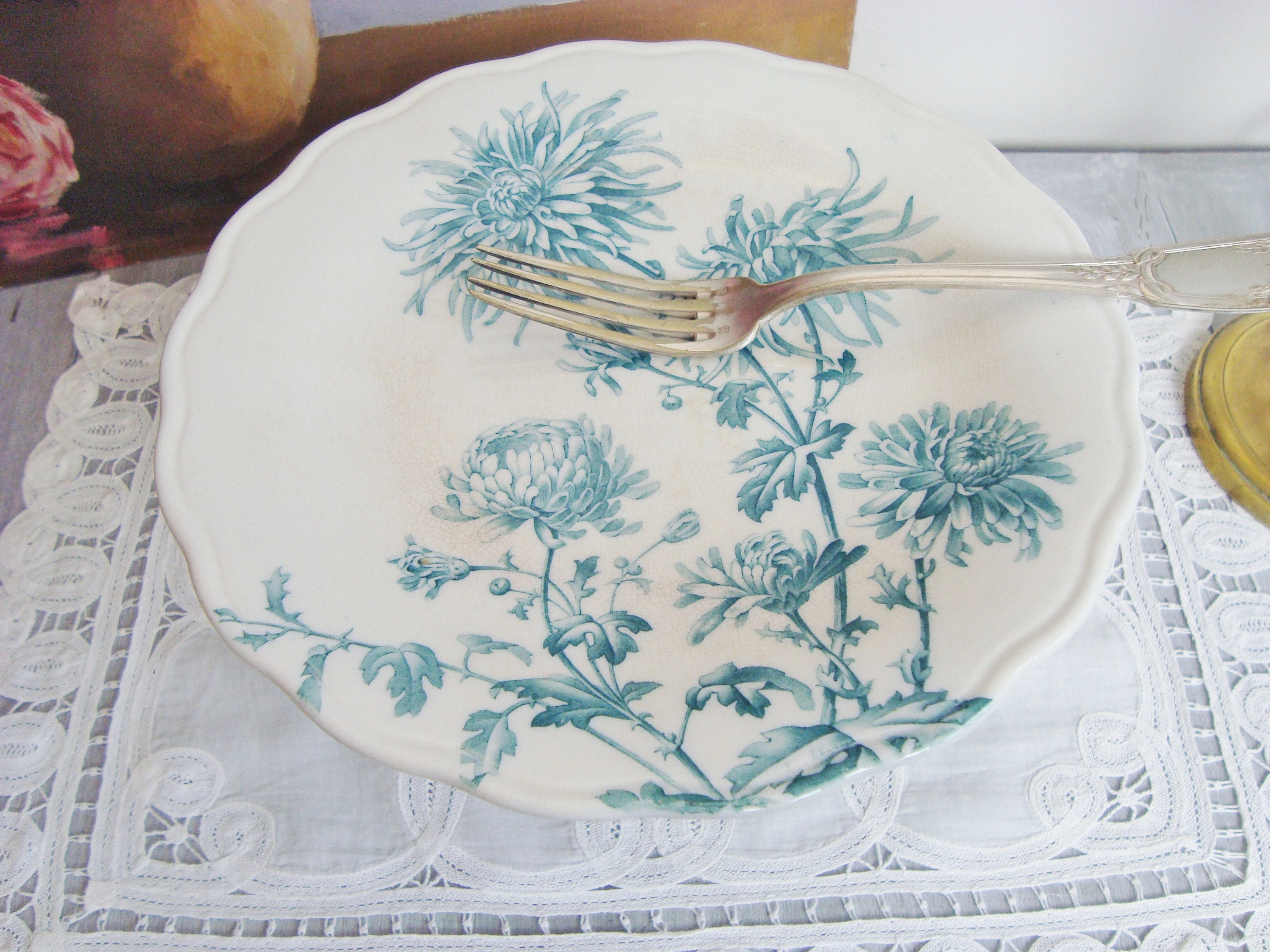 Belle Assiette sur Pied Ancienne avec Motifs Des Chrysanthèmes Bleues