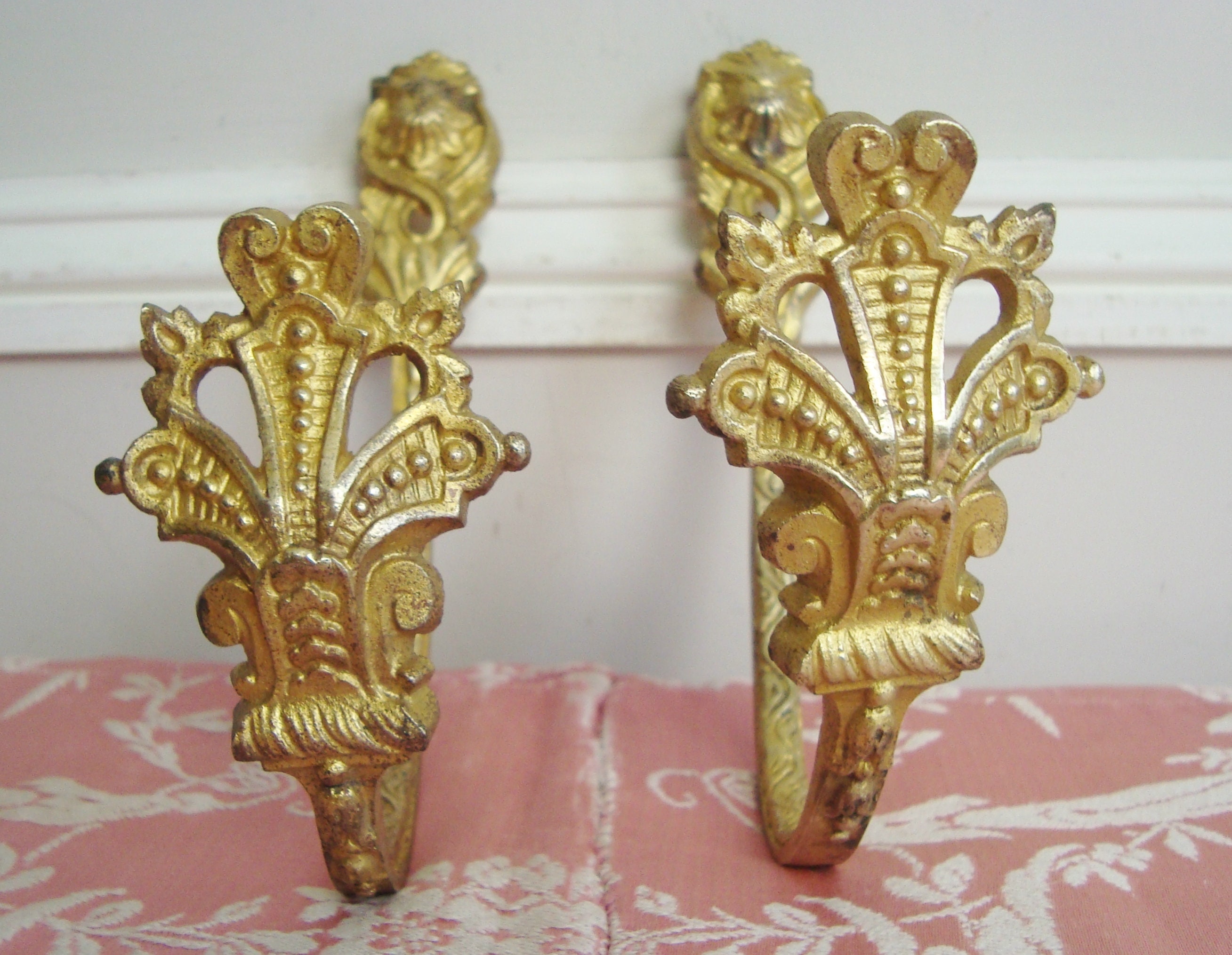 Embrasses Anciennes en Bronze Doré Du Xixème Siècle Style Gothique