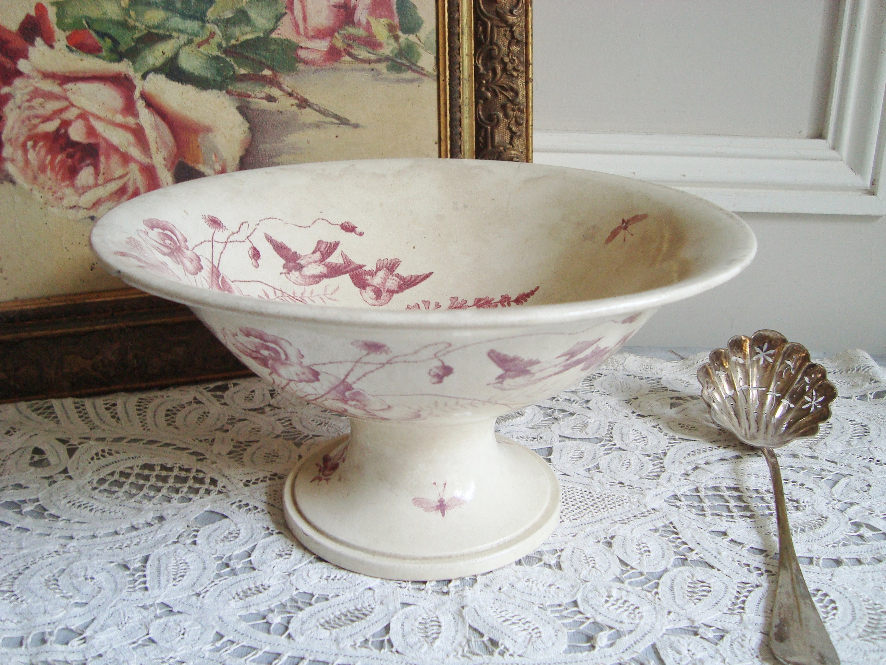 Bol de Piédestal Français Antique avec Des Motifs d'oiseaux Dans Un État Ultime Shabby Chic