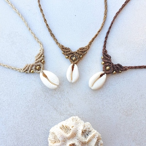 Oceanus kauri-choker | Verstelbare macraméketting met schelp en koperen kralen