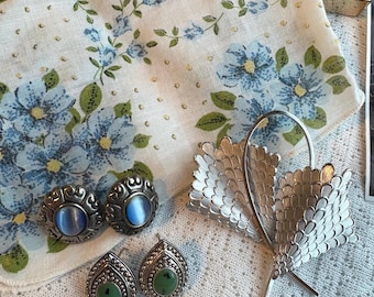 風変わりなヴィンテージアクセサリーセット｜青い花柄ハンカチ、シルバーの翼ブローチ、スタッドピアス2組｜グラニーコア