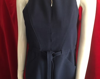 Sukienka COURREGES Couture Future z lat 60. i 70. XX wieku w stylu vintage, niebieska, z wiązaniem w talii, zamkiem błyskawicznym z przodu, kieszeniami, MOD, Jackie O, model 16028