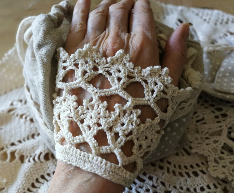 Pair cotton Ecru lace women cuff