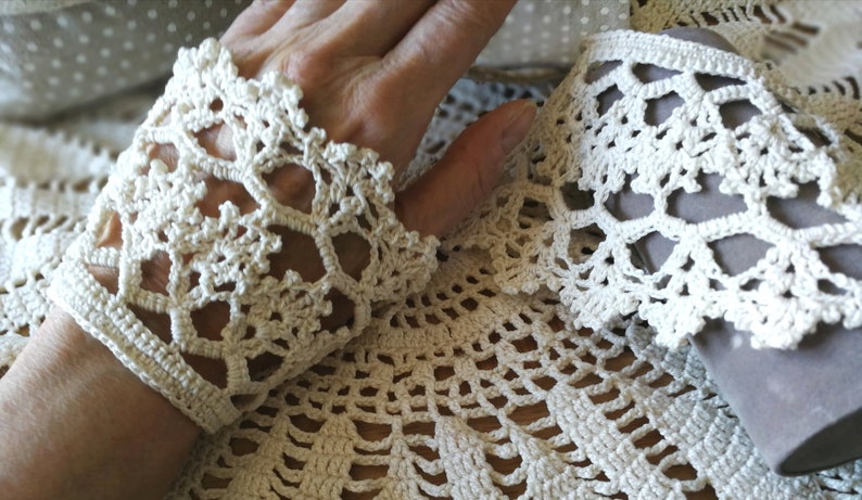 Pair cotton Ecru lace women cuff