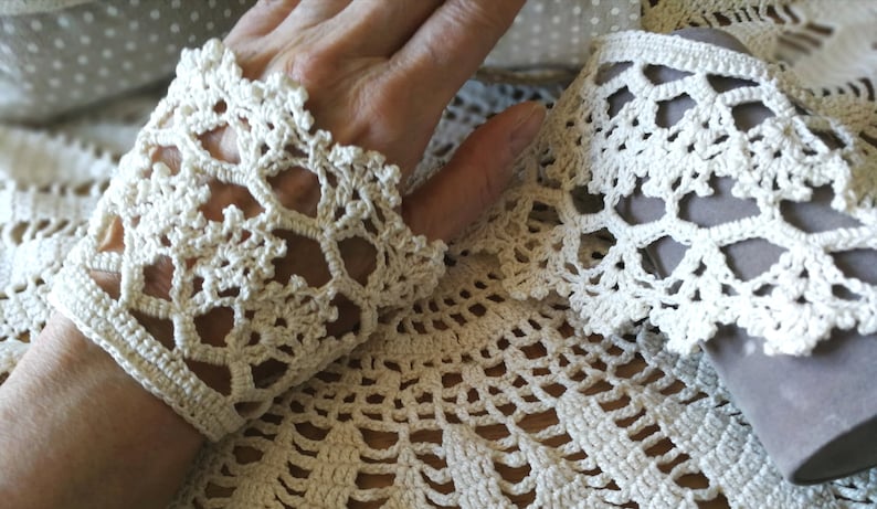 Pair cotton Ecru lace women cuff