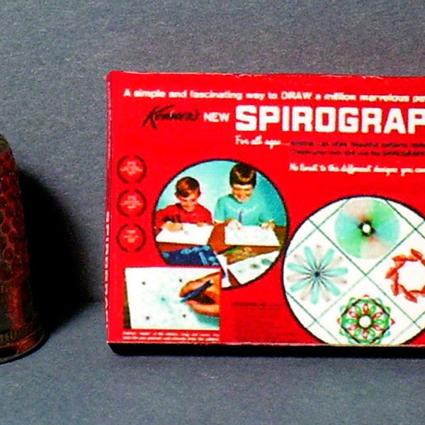 Spirograph Spielzeugkiste - Puppenhaus Miniatur - 1:12 Maßstab - Puppenhaus Zubehör - 1960er Jahre Puppenstube SpielSpielkasten - Puppenhaus Miniatur Spiel