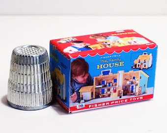 Fisher-Price Play Family House Box - Dollhouse Miniature - 1:12 scale Dollhouse accessory - Dollhouse nursery Little People toy box