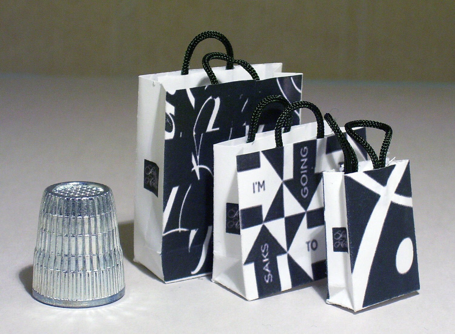 Sac Cadeau Shopping Saks Fifth Avenue – Petit – 10x8 – Motif Papillon Neon