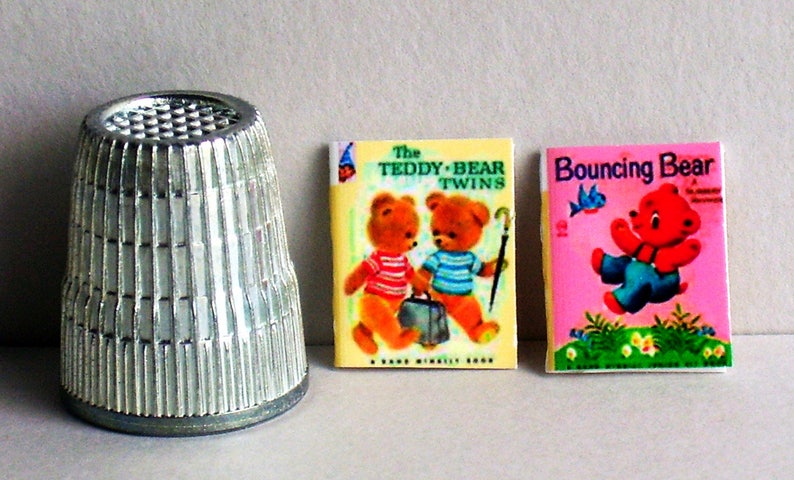 Teddy Bears 6 Junior Elf Books casa delle bambole in miniatura 01:12 scala casa delle bambole baby nursery libri tre orsi. Teddy Bear gemelli, più immagine 3