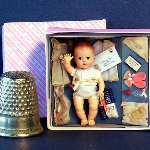 Boîte pour poupées Tiny Tears - Miniature pour maison de poupée - Chambre de bébé pour maison de poupée rétro des années 50 (échelle 1:12) - VEUILLEZ lire la description !