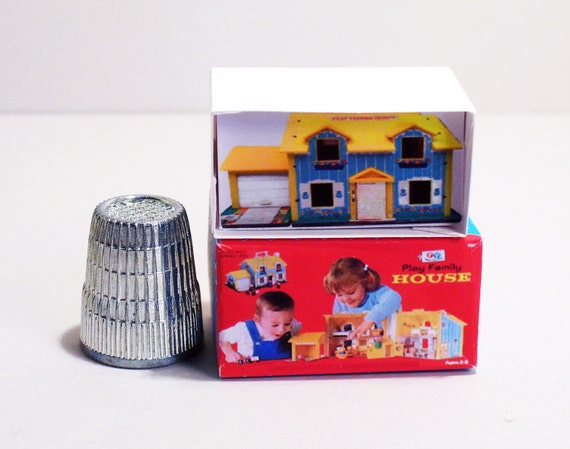 Caja de juguetes para la familia de Fisher Price casa de munecas en miniatura escala 1 12 accesorio para casa de munecas guarderia para casa de munecas caja de juguetes Little People Etsy