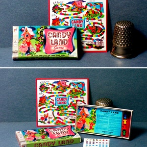 Pu&ograve; includere: Gioco da tavolo vintage Candy Land con un tabellone di gioco colorato, pedine e una scatola con un design rosa e verde. La scatola ha il testo "Candy Land Game" e "A sweet little game for sweet little folks".