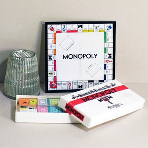 Jeu Monopoly 1955 - Maison de poupée miniature à l'échelle 1/12 - Accessoire de maison de poupée - Boîte de jeu et plateau de jeu - Jouet de maison de poupée rétro des années 50