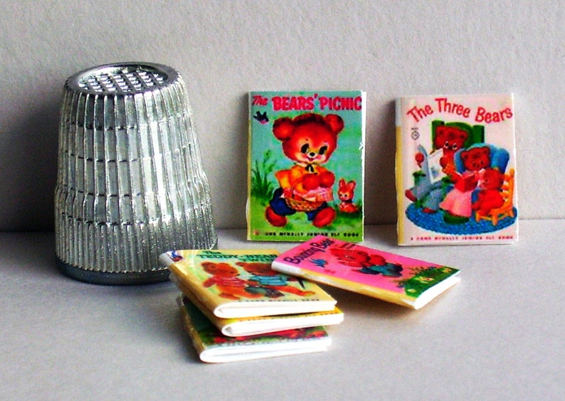 Teddy Bears 6 Junior Elf Books casa delle bambole in miniatura 01:12 scala casa delle bambole baby nursery libri tre orsi. Teddy Bear gemelli, più immagine 1