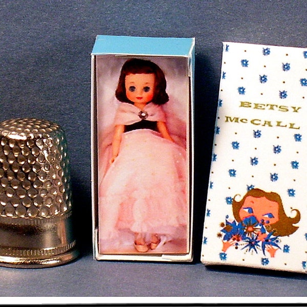 Betsy McCall Doll boîte - maison de poupée Miniature - 01:12 - accessoire de maison de poupée - années 1950 rétro maison de poupée fille chambre d’enfant-s’il vous plaît lire la description !