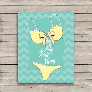 Könnte beinhalten: Ein gelber Bikini mit weißen Punkten und einer Schleife am Oberteil. Der Hintergrund ist ein türkisfarbenes Zickzackmuster. Der Text "Itsy Bitsy Teenie Weenie" ist in Schwarz geschrieben.