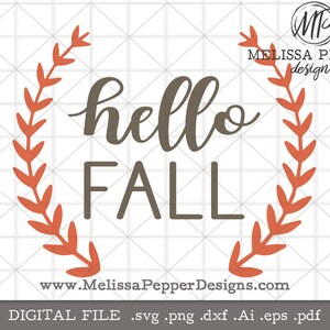 Könnte beinhalten: Eine digitale Design-Datei mit dem Text "hello fall" in braunen Buchstaben mit einem Kranz aus orangefarbenen Blättern um den Text. Das Design ist für den persönlichen oder kommerziellen Gebrauch bestimmt und umfasst die folgenden Dateiformate: .svg, .png, .dxf, .ai, .eps und .pdf.