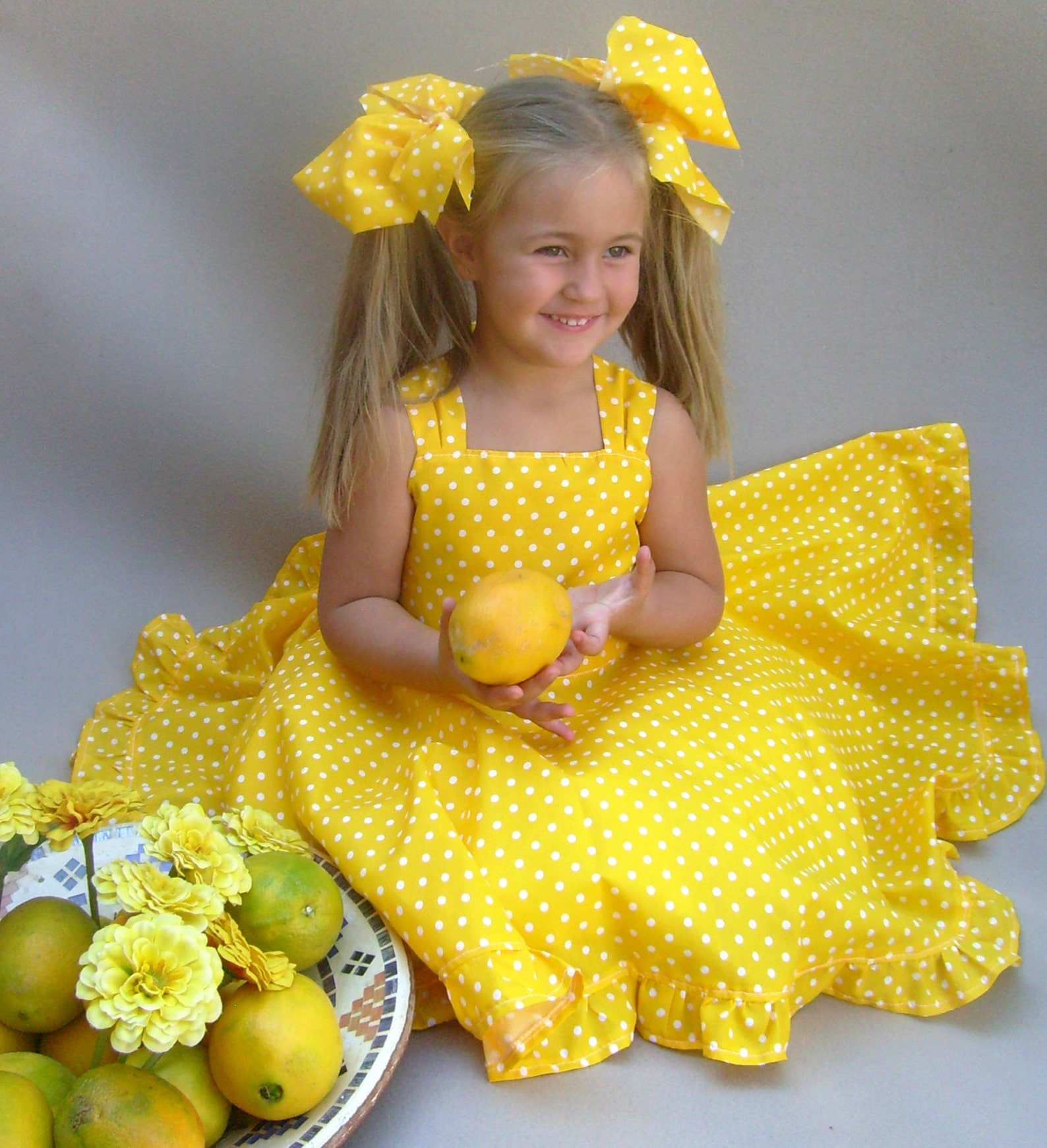 Отгадай загадку нарядные платьица желтые брошки. Желтое платье для девочки. Маленькая девочка в желтом платье. Ребенок в желтом платье. Дквочки в жёлтом платье.