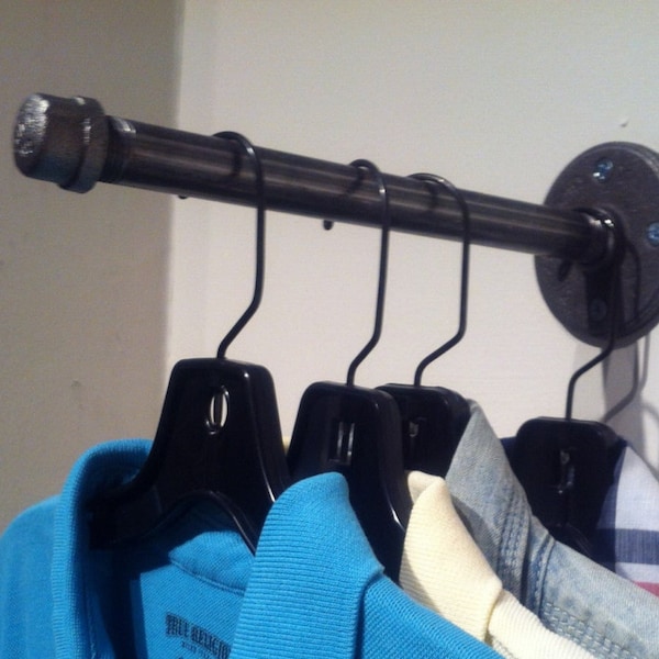 Crochet de rangement mural industriel chic pour tuyaux, idéal pour suspendre des vêtements, des plantes ou des supports d'étagères flottants, style urbain et loft