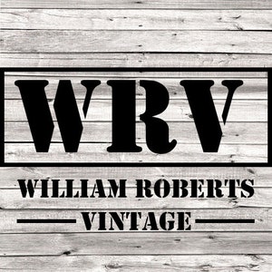 K&ouml;nnte beinhalten: Schwarzwei&szlig;es Logo mit den Buchstaben "WRV" und dem Text "William Roberts Vintage" auf wei&szlig;em Holzgrund.
